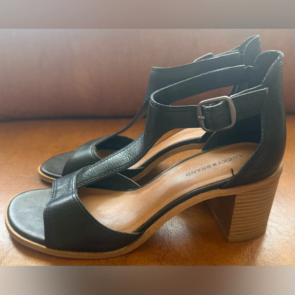 Lucky Brand Sabeni T Strap Block Heel Sandals Black Leather 9.5M EUC - Picture 8 of 9